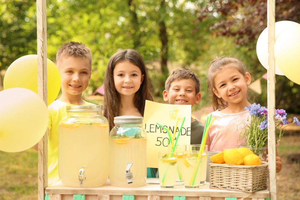 children at a lemonade stand